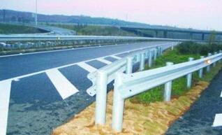 公路波形護欄