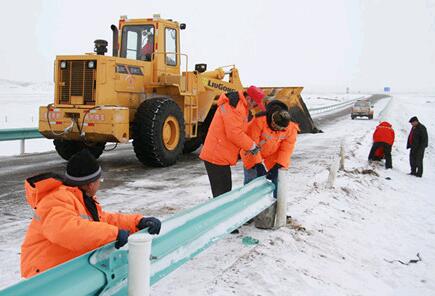 嚴冬維修波形護欄