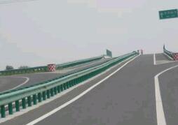 綿廣高速“魔鬼路段”頻發交通事故投億元換防撞護欄