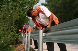 波形梁鋼護(hù)欄用水泥進(jìn)行基礎(chǔ)澆注