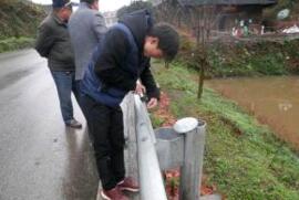 波形梁鋼護(hù)欄用水泥進(jìn)行基礎(chǔ)澆注