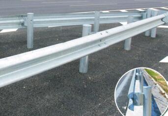 高速波形護欄板在公路