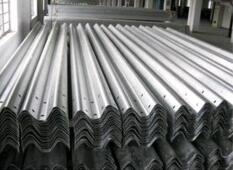 波形護欄板成為目前公路建設上的一道重要標志