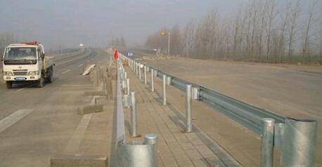 中國波形護欄板價格