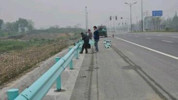 波形粱護欄立柱的埋深