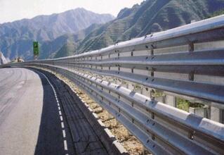 高速公路波形護(hù)欄