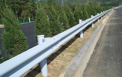 高速公路波形防撞護欄板具有保護作用