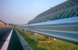 公路波形護欄破損