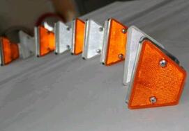 輪廓標在波形護欄板上的作用詳解