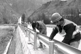 專業(yè)波形護(hù)欄廠家分享科學(xué)的波形護(hù)欄施工方案