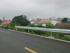 加裝波形護(hù)欄