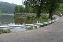 修復被撞壞的波形護欄