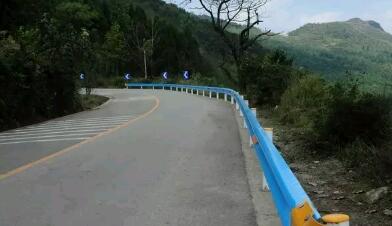 (急彎長坡處新增的波形梁護欄和導向標識)