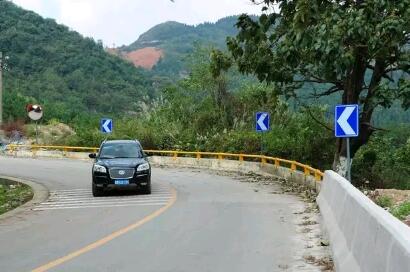 (急彎路段的水泥混凝土護欄和導向標識)
