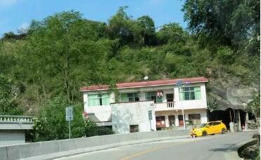 (急彎處增設堅固的水泥混凝土護欄)