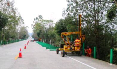 分析立柱對波形護欄板的防撞性能的重要性