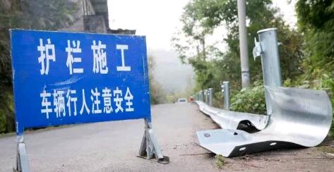 正在施工安裝公路波形防撞護欄