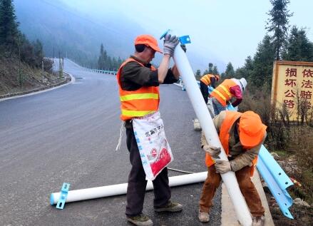 興青公路不合格波形護欄返工基本完成