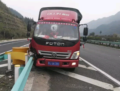 波形護欄板保護生命財產安全事故