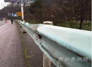 圖為被撞壞的高速路護欄