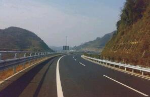 繞城東路政監督公路波形護欄板救援“三部曲” 司乘表示很滿意