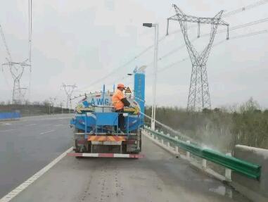 公路波形護欄清潔維護