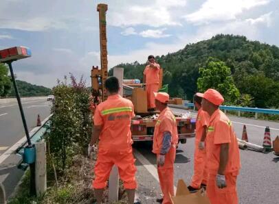 遭強降雨影響波形護欄搶險工作取得成效