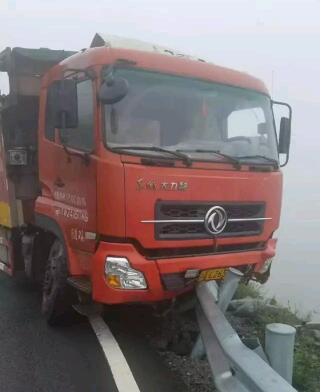 大貨車越西境內(nèi)剎車失靈,波形護欄“救了命”