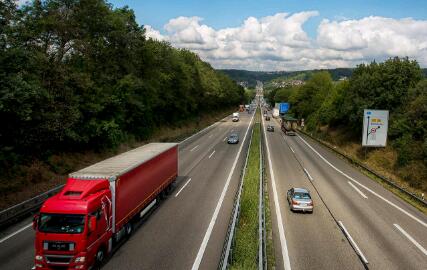 精恒波形護欄為國慶高速公路車輛保駕護航