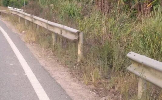 被破壞的波形護欄板